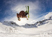 爱游戏网页版-赛道与球场的双重奏，F1新赛季揭幕战与猛龙狂胜快船