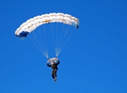 爱游戏官方入口-赛道上的格鲁吉亚闪电，F1街道赛之夜，克瓦拉茨赫利亚成为全场焦点