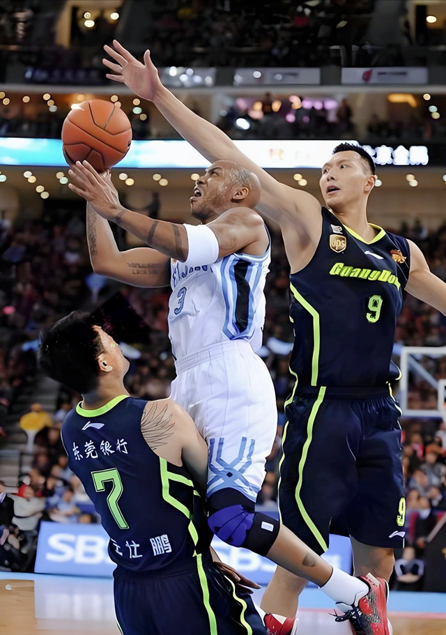 青岛队力克广州队,张镇麟带队取胜 青岛队力克广州队,张镇麟带队取胜