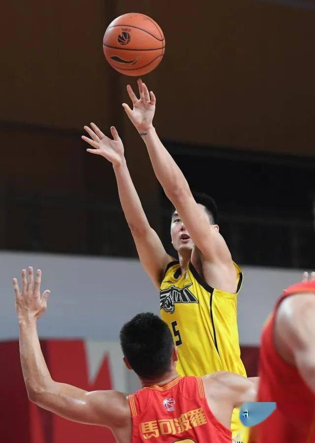 深圳队轻取吉林队，福克斯扛起全队