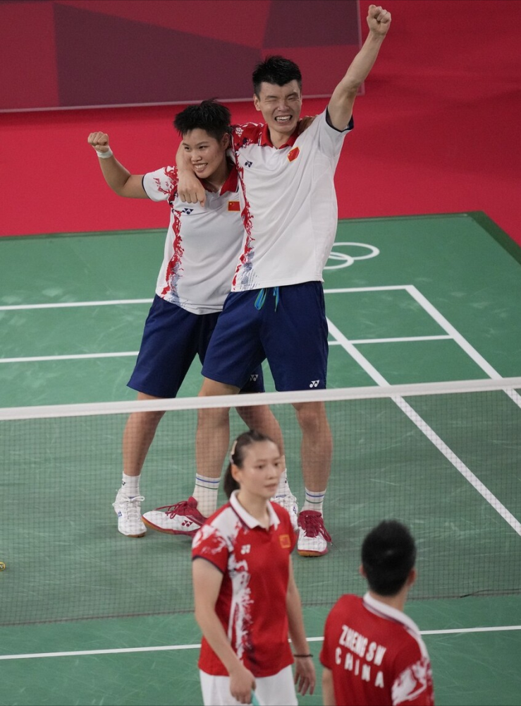 日本队鏖战马来西亚队，黄鸭组合点燃赛场