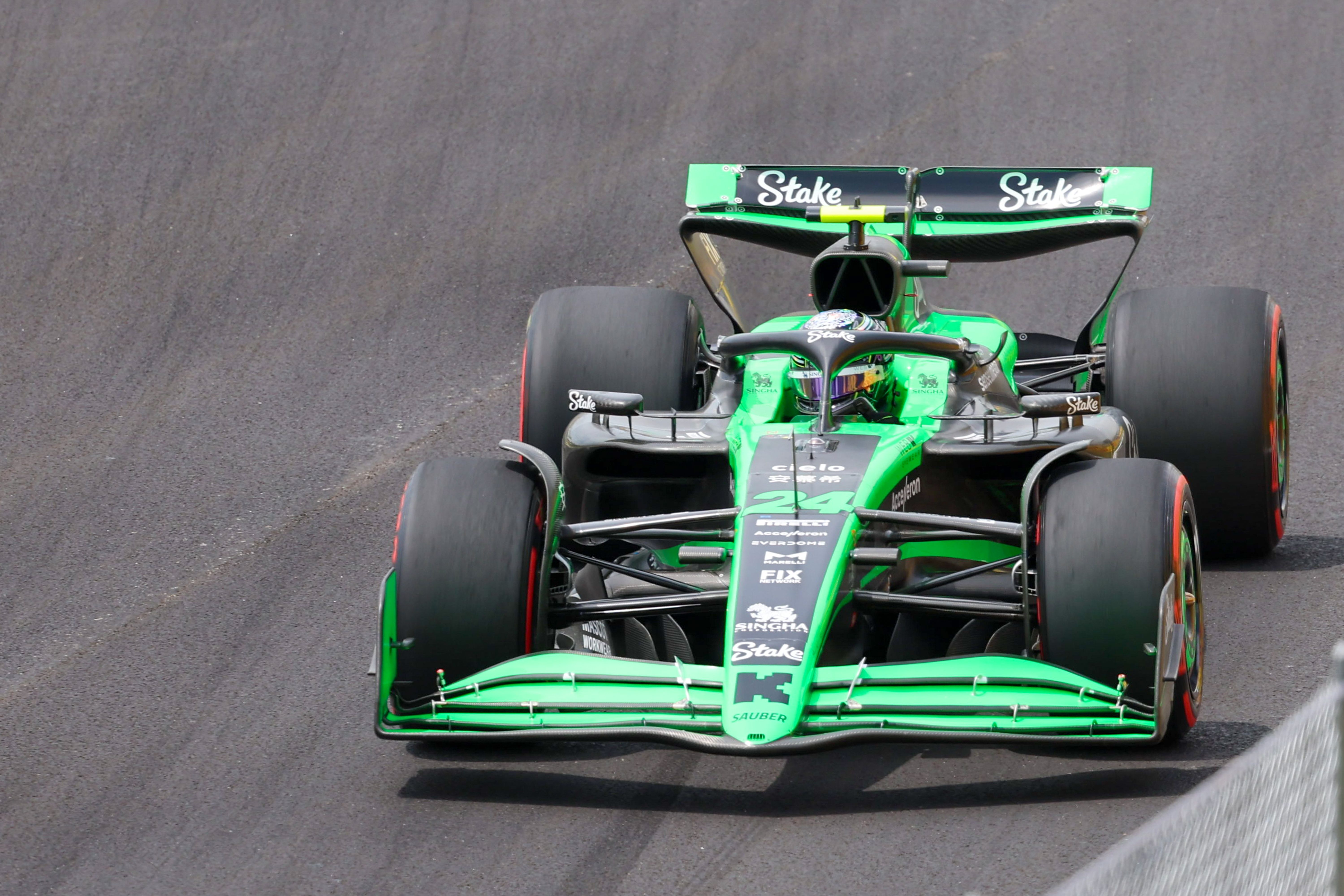 红牛车队绝杀梅赛德斯，周冠宇关键制胜