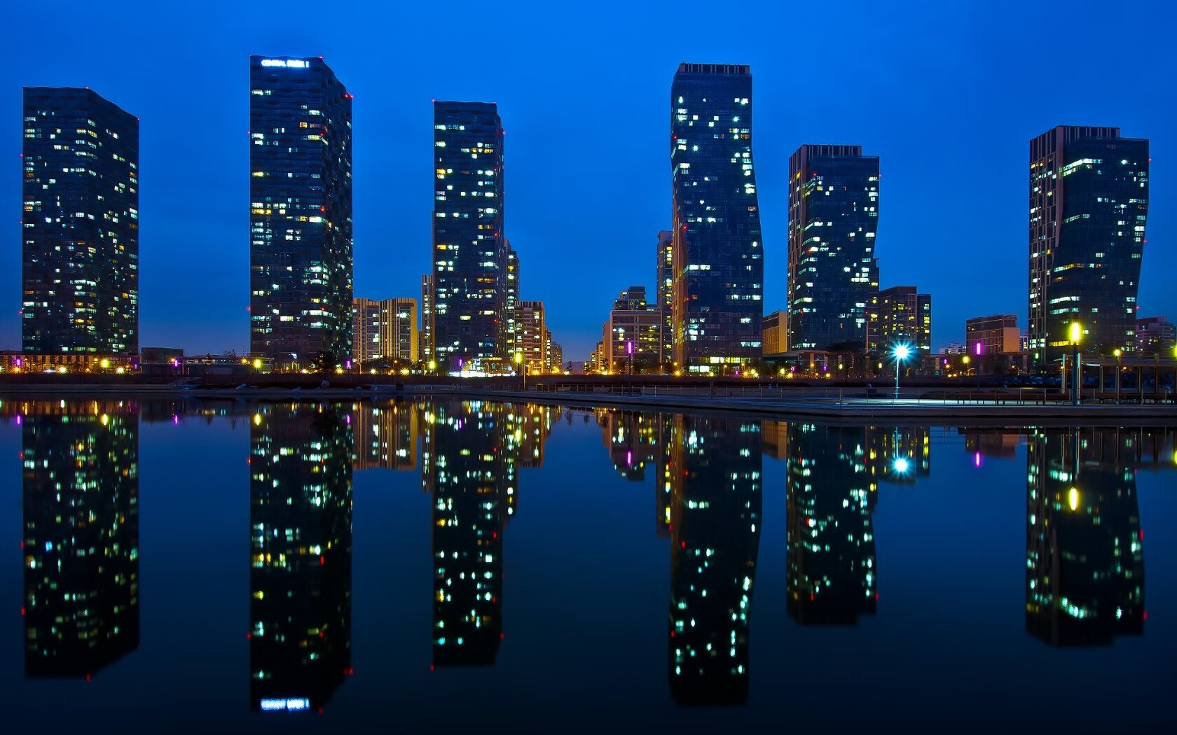 库尔图瓦用实力证明自己,南非险胜瑞典—当门神之光映照绿茵场