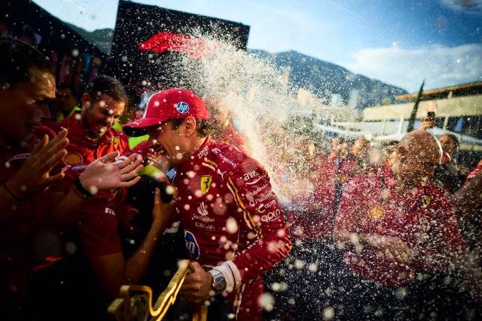 红牛车队碾压索伯车队,阿隆索统治全场 红牛车队碾压索伯车队,阿隆索统治全场